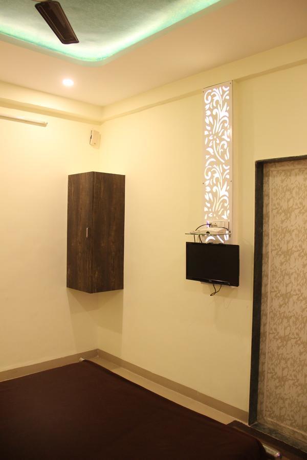 Yuvraj Lodge Osmanabad Exterior photo